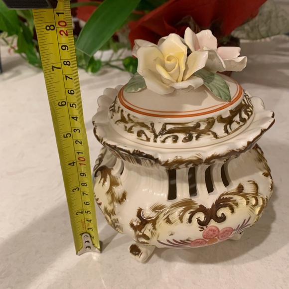 Capodimonte Centerpiece - Picture 4 of 4